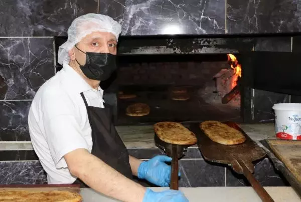 Ramazanın vazgeçilmezi haşhaşlı tahinli pideyi ailecek üretiyorlar Ramazanın vazgeçilmezi haşhaşlı tahinli pideyi ailecek üretiyorlar