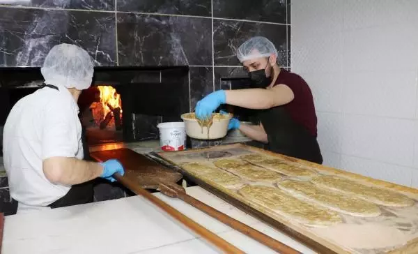 Ramazanın vazgeçilmezi haşhaşlı tahinli pideyi ailecek üretiyorlar Ramazanın vazgeçilmezi haşhaşlı tahinli pideyi ailecek üretiyorlar