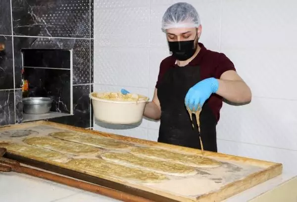 Ramazanın vazgeçilmezi haşhaşlı tahinli pideyi ailecek üretiyorlar Ramazanın vazgeçilmezi haşhaşlı tahinli pideyi ailecek üretiyorlar