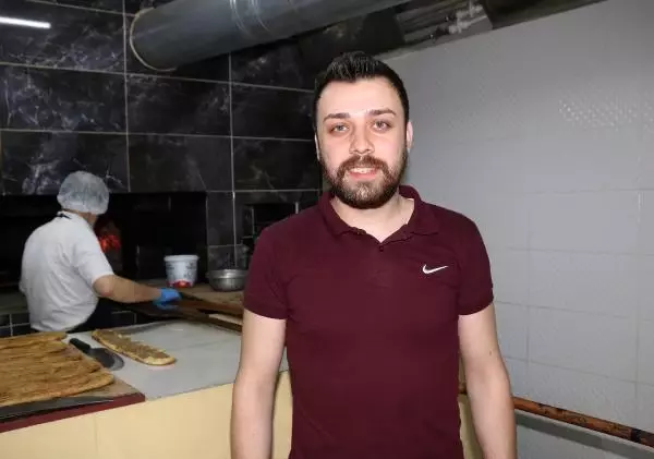 Ramazanın vazgeçilmezi haşhaşlı tahinli pideyi ailecek üretiyorlar Ramazanın vazgeçilmezi haşhaşlı tahinli pideyi ailecek üretiyorlar