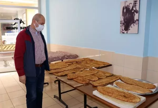 Ramazanın vazgeçilmezi haşhaşlı tahinli pideyi ailecek üretiyorlar Ramazanın vazgeçilmezi haşhaşlı tahinli pideyi ailecek üretiyorlar