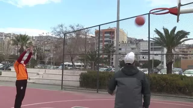 Sporla yüzü gülen zihinsel engelli Mert'in hayali Galatasaraylı futbolcularla tanışmak Sporla yüzü gülen zihinsel engelli Mert'in hayali Galatasaraylı futbolcularla tanışmak