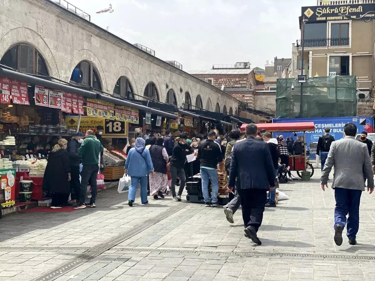 Tam kapanma öncesi Eminönü'nde alışveriş yoğunluğu