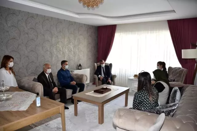 Son dakika haberleri: Vali Sezer'den şehit Ahmet Sandalcı'nın ailesine ziyaret Son dakika haberleri: Vali Sezer'den şehit Ahmet Sandalcı'nın ailesine ziyaret