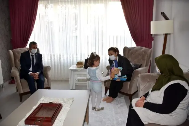 Son dakika haberleri: Vali Sezer'den şehit Ahmet Sandalcı'nın ailesine ziyaret Son dakika haberleri: Vali Sezer'den şehit Ahmet Sandalcı'nın ailesine ziyaret