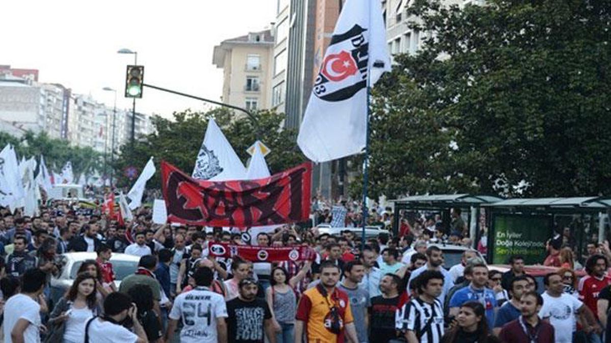 Yargıtay, Gezi Parkı olaylarında yer alan Beşiktaş taraftar grubu Çarşı'ya mensup 35 sanığın beraat kararını bozdu