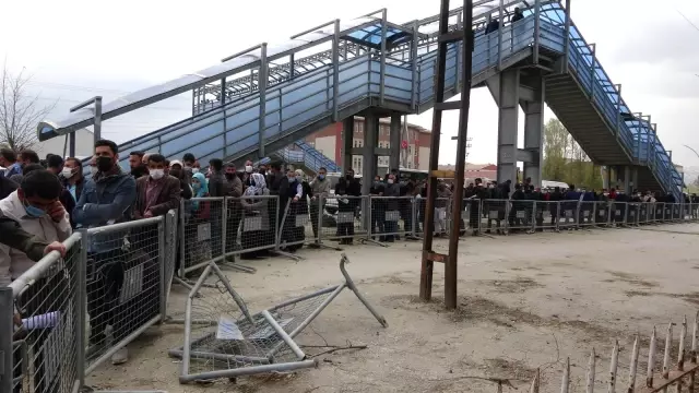 Yüksekova'da 1 kilometrelik 'izin' kuyruğu oluştu