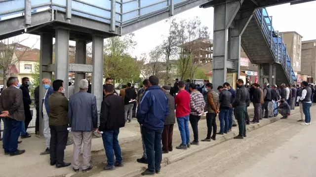 Yüksekova'da 1 kilometrelik 'izin' kuyruğu oluştu