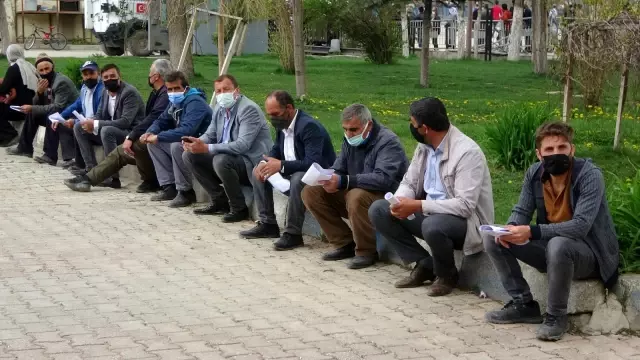 Yüksekova'da 1 kilometrelik 'izin' kuyruğu oluştu