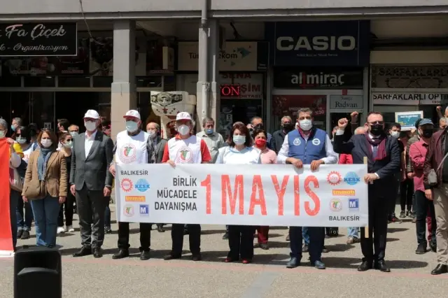 1 Mayıs'ı işçi ve memurlar ayrı ayrı kutladı 1 Mayıs'ı işçi ve memurlar ayrı ayrı kutladı