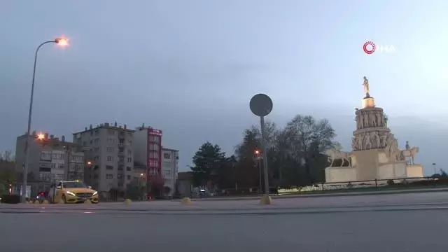 17 günlük kapanmanın başlamasıyla Eskişehir'de alanlar bomboş kaldı 17 günlük kapanmanın başlamasıyla Eskişehir'de alanlar bomboş kaldı