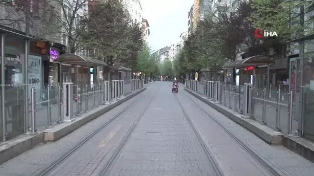 17 günlük kapanmanın başlamasıyla Eskişehir'de alanlar bomboş kaldı 17 günlük kapanmanın başlamasıyla Eskişehir'de alanlar bomboş kaldı
