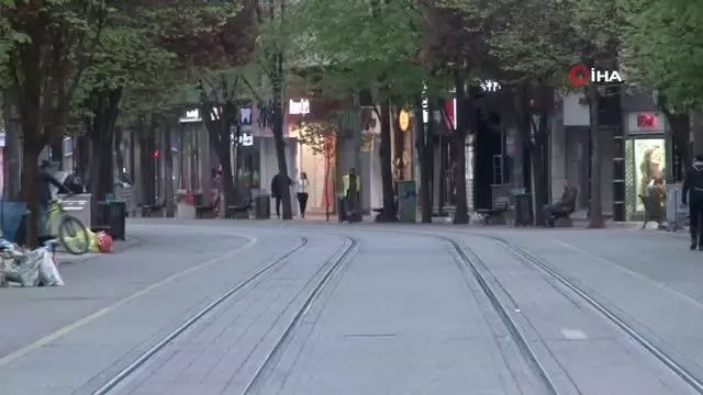 17 günlük kapanmanın başlamasıyla Eskişehir'de alanlar bomboş kaldı 17 günlük kapanmanın başlamasıyla Eskişehir'de alanlar bomboş kaldı
