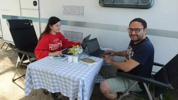 17 GÜNLÜK KAPANMAYI KARAVANDA GEÇİRECEKLER 17 GÜNLÜK KAPANMAYI KARAVANDA GEÇİRECEKLER
