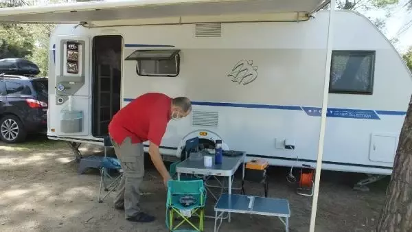 17 GÜNLÜK KAPANMAYI KARAVANDA GEÇİRECEKLER 17 GÜNLÜK KAPANMAYI KARAVANDA GEÇİRECEKLER