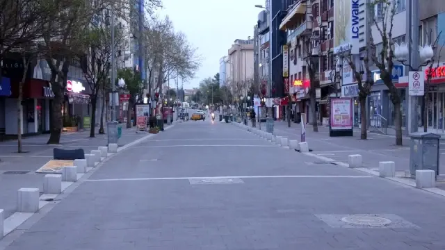 17 günlük kısıtlama başladı, Uşak'ta sokaklar boş kaldı 17 günlük kısıtlama başladı, Uşak'ta sokaklar boş kaldı