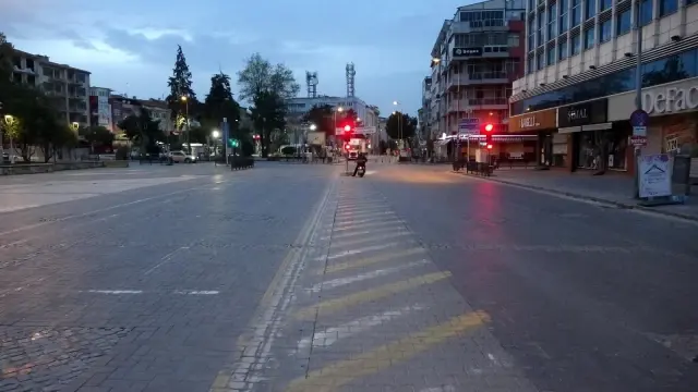 17 günlük kısıtlama başladı, Uşak'ta sokaklar boş kaldı 17 günlük kısıtlama başladı, Uşak'ta sokaklar boş kaldı