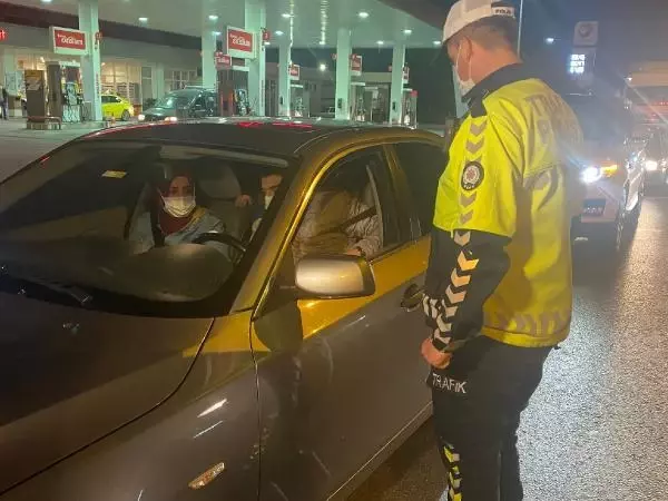 17 GÜNLÜK TAM KAPANMANIN BAŞLAMASIYLA TUZLA D-100'DE DENETİM YAPILDI 17 GÜNLÜK TAM KAPANMANIN BAŞLAMASIYLA TUZLA D-100'DE DENETİM YAPILDI