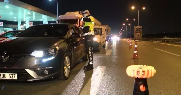 17 GÜNLÜK TAM KAPANMANIN BAŞLAMASIYLA TUZLA D-100'DE DENETİM YAPILDI 17 GÜNLÜK TAM KAPANMANIN BAŞLAMASIYLA TUZLA D-100'DE DENETİM YAPILDI