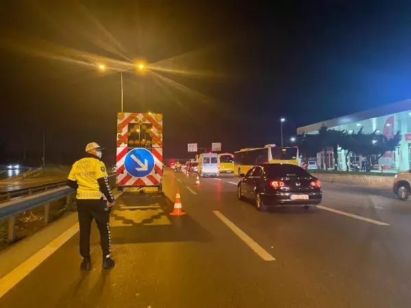 17 GÜNLÜK TAM KAPANMANIN BAŞLAMASIYLA TUZLA D-100'DE DENETİM YAPILDI 17 GÜNLÜK TAM KAPANMANIN BAŞLAMASIYLA TUZLA D-100'DE DENETİM YAPILDI