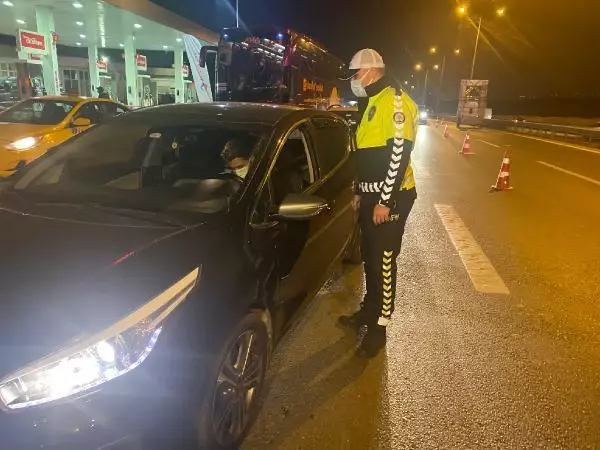 17 GÜNLÜK TAM KAPANMANIN BAŞLAMASIYLA TUZLA D-100'DE DENETİM YAPILDI 17 GÜNLÜK TAM KAPANMANIN BAŞLAMASIYLA TUZLA D-100'DE DENETİM YAPILDI