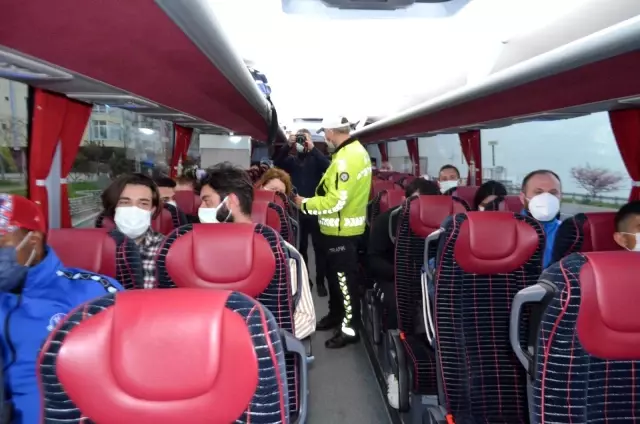 17 günlük tam kapanma başladı, polis İstanbul'dan Trakya'ya gelen tüm yolları kesti 17 günlük tam kapanma başladı, polis İstanbul'dan Trakya'ya gelen tüm yolları kesti