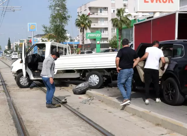 2 saat önce satın alınan kamyonet karşı şeride geçip iki aracı biçti: 2 yaralı 2 saat önce satın alınan kamyonet karşı şeride geçip iki aracı biçti: 2 yaralı