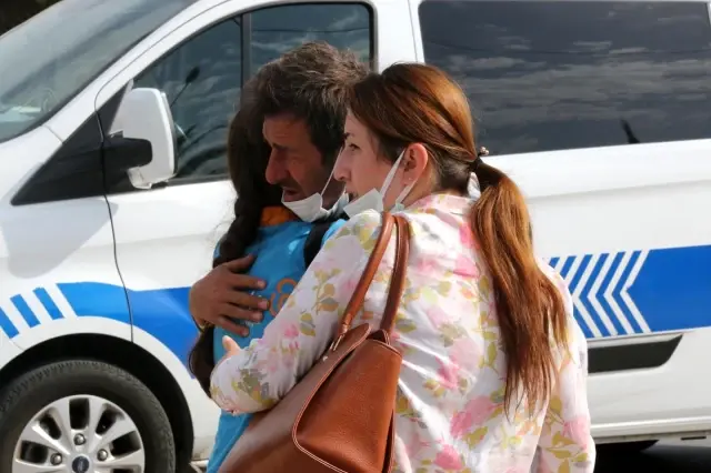 2 saat önce satın alınan kamyonet karşı şeride geçip iki aracı biçti: 2 yaralı 2 saat önce satın alınan kamyonet karşı şeride geçip iki aracı biçti: 2 yaralı