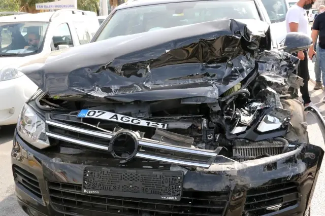 2 saat önce satın alınan kamyonet karşı şeride geçip iki aracı biçti: 2 yaralı 2 saat önce satın alınan kamyonet karşı şeride geçip iki aracı biçti: 2 yaralı
