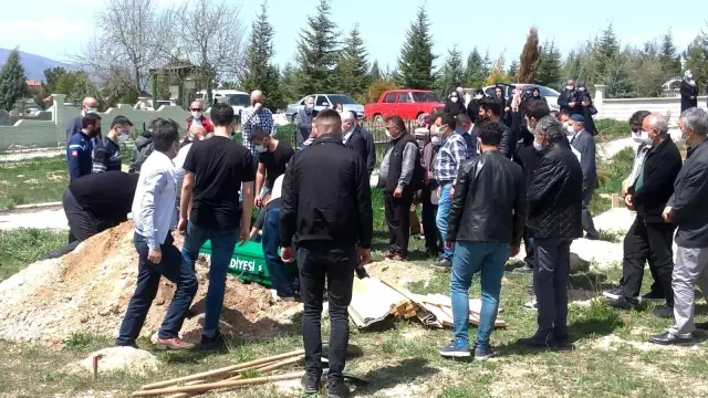 26 yaşındaki genç doktor son yolculuğuna uğurlandı 26 yaşındaki genç doktor son yolculuğuna uğurlandı