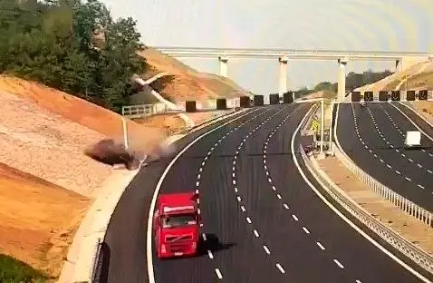 Son dakika haberleri: 4 kişinin öldüğü kaza anının güvenlik kamerası görüntüleri ortaya çıktı Son dakika haberleri: 4 kişinin öldüğü kaza anının güvenlik kamerası görüntüleri ortaya çıktı