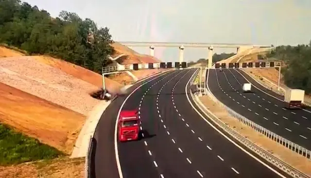 Son dakika haberleri: 4 kişinin öldüğü kaza anının güvenlik kamerası görüntüleri ortaya çıktı Son dakika haberleri: 4 kişinin öldüğü kaza anının güvenlik kamerası görüntüleri ortaya çıktı