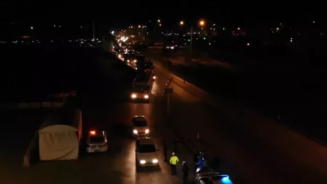 43 ilin geçiş güzergahında 'tam kapanma' denetimi: Araçlar tek tek durduruluyor 43 ilin geçiş güzergahında 'tam kapanma' denetimi: Araçlar tek tek durduruluyor