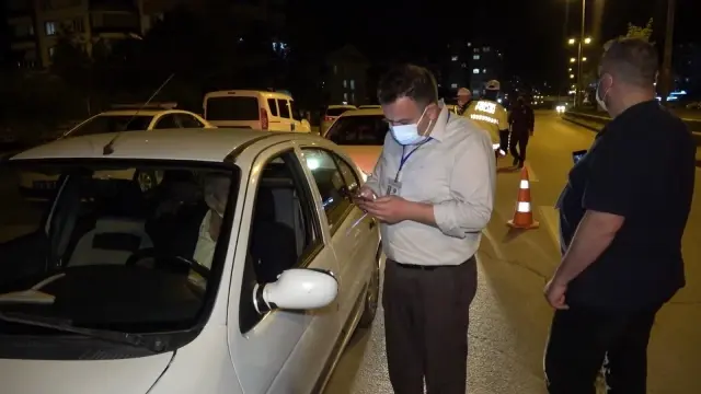 43 ilin geçiş güzergahında 'tam kapanma' denetimi: Araçlar tek tek durduruluyor 43 ilin geçiş güzergahında 'tam kapanma' denetimi: Araçlar tek tek durduruluyor