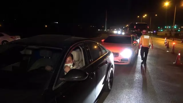 43 ilin geçiş güzergahında 'tam kapanma' denetimi: Araçlar tek tek durduruluyor 43 ilin geçiş güzergahında 'tam kapanma' denetimi: Araçlar tek tek durduruluyor