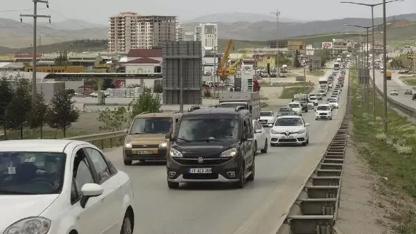 43 İLİN GEÇİŞ NOKTASI KIRIKKALE'DE, 'TAM KAPANMA' ÖNCESİ ARAÇ YOĞUNLUĞU 43 İLİN GEÇİŞ NOKTASI KIRIKKALE'DE, 'TAM KAPANMA' ÖNCESİ ARAÇ YOĞUNLUĞU