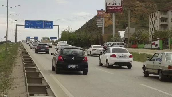43 İLİN GEÇİŞ NOKTASI KIRIKKALE'DE, 'TAM KAPANMA' ÖNCESİ ARAÇ YOĞUNLUĞU 43 İLİN GEÇİŞ NOKTASI KIRIKKALE'DE, 'TAM KAPANMA' ÖNCESİ ARAÇ YOĞUNLUĞU