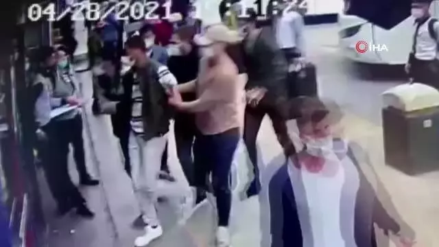 Son dakika haber | 5 kilo patlayıcı olan çantayı attıktan sonra otogara kaçan PKK'lı teröristin yakalanma anı kamerada Son dakika haber | 5 kilo patlayıcı olan çantayı attıktan sonra otogara kaçan PKK'lı teröristin yakalanma anı kamerada