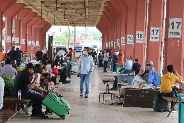 ADANA'DA OTOGAR VE ARAÇ TRAFİĞİNDE 'TAM KAPANMA' YOĞUNLUĞU ADANA'DA OTOGAR VE ARAÇ TRAFİĞİNDE 'TAM KAPANMA' YOĞUNLUĞU