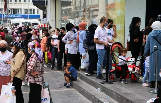 Adanalılar giyim mağazalarına koştu Adanalılar giyim mağazalarına koştu