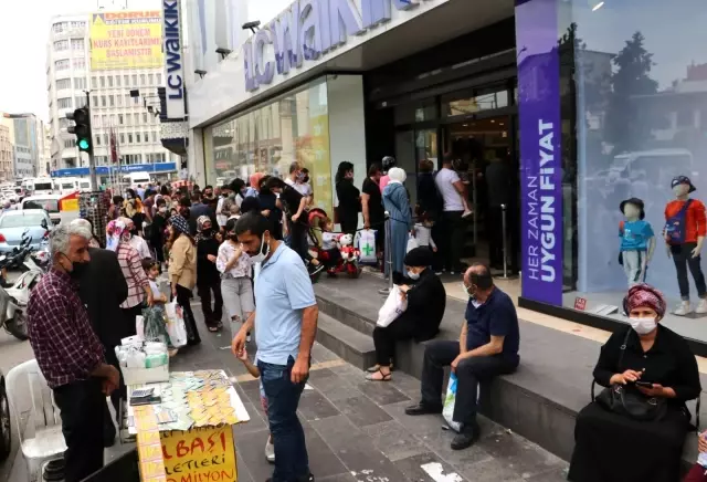Adanalılar giyim mağazalarına koştu Adanalılar giyim mağazalarına koştu