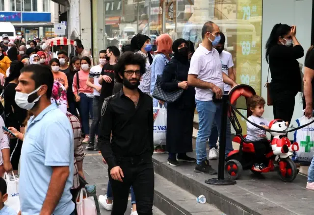 Adanalılar giyim mağazalarına koştu Adanalılar giyim mağazalarına koştu