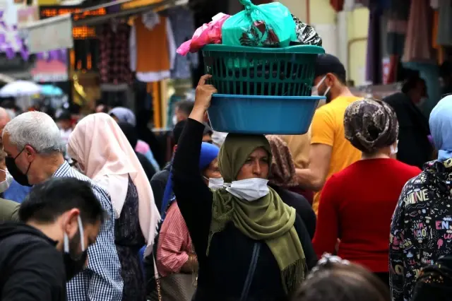 Adanalılar giyim mağazalarına koştu Adanalılar giyim mağazalarına koştu