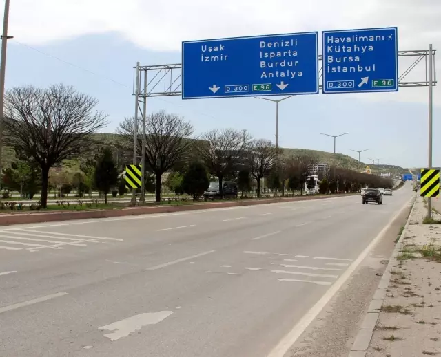 - Afyonkarahisar'da beklenen araç ve yolcu yoğunluğu yaşanmadı - Afyonkarahisar'da beklenen araç ve yolcu yoğunluğu yaşanmadı