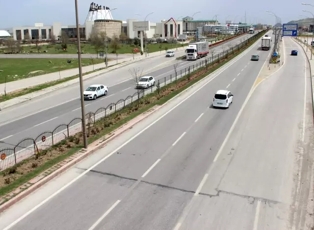- Afyonkarahisar'da beklenen araç ve yolcu yoğunluğu yaşanmadı - Afyonkarahisar'da beklenen araç ve yolcu yoğunluğu yaşanmadı