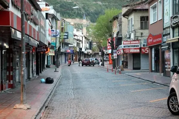 AFYONKARAHİSAR'DA TAM KAPANMAYLA SOKAKLAR BOŞALDI AFYONKARAHİSAR'DA TAM KAPANMAYLA SOKAKLAR BOŞALDI