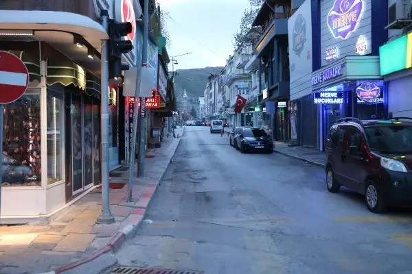 AFYONKARAHİSAR'DA TAM KAPANMAYLA SOKAKLAR BOŞALDI AFYONKARAHİSAR'DA TAM KAPANMAYLA SOKAKLAR BOŞALDI