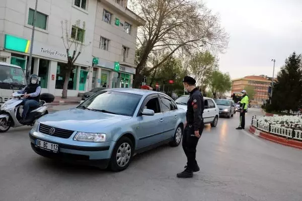 AFYONKARAHİSAR'DA TAM KAPANMAYLA SOKAKLAR BOŞALDI AFYONKARAHİSAR'DA TAM KAPANMAYLA SOKAKLAR BOŞALDI