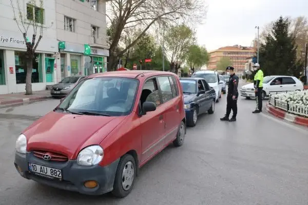 AFYONKARAHİSAR'DA TAM KAPANMAYLA SOKAKLAR BOŞALDI AFYONKARAHİSAR'DA TAM KAPANMAYLA SOKAKLAR BOŞALDI
