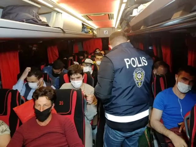 Aksaray'da tam kapanmalı kısıtlamada karayollarında seyahat denetimi Aksaray'da tam kapanmalı kısıtlamada karayollarında seyahat denetimi